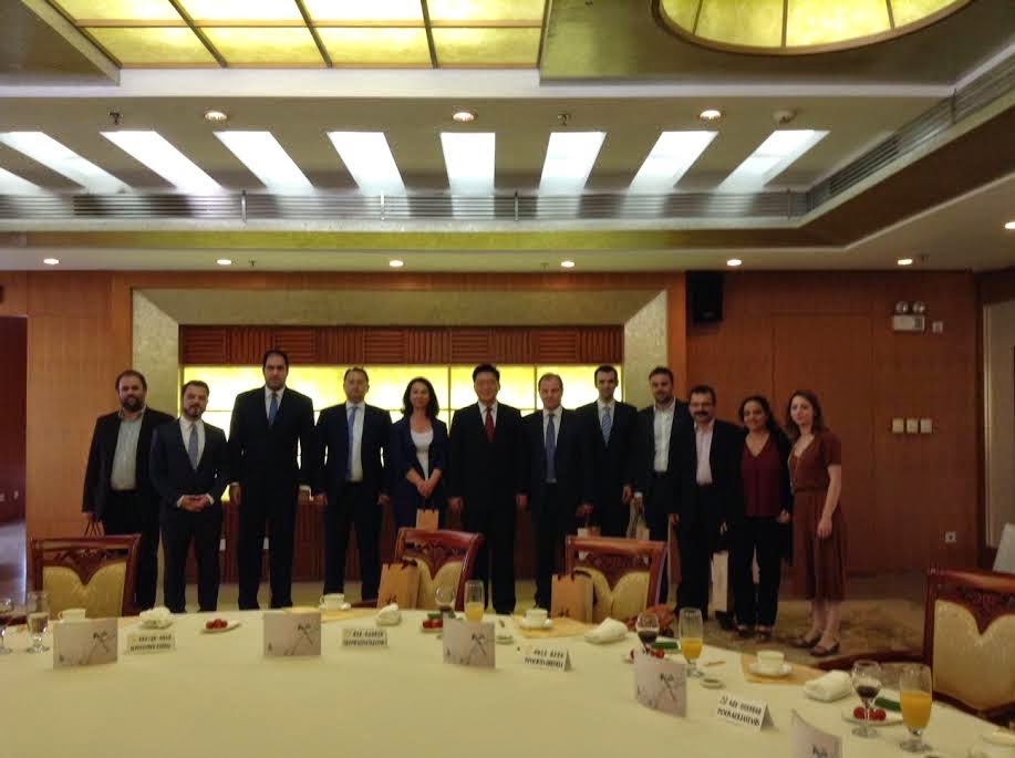 Με τον Υφυπουργό Εξωτερικών του ΚΚ Κίνας συναντήθηκε η αποστολή των εκπροσώπων των ελληνικών κομμάτων